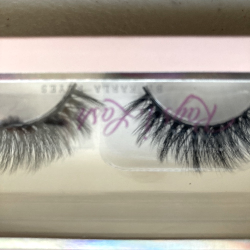 Fluffy eye lashes. Never open package.